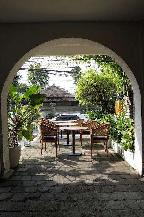 Eden Lounge Ubud - Restaurant With Live Music and Co-Working Space