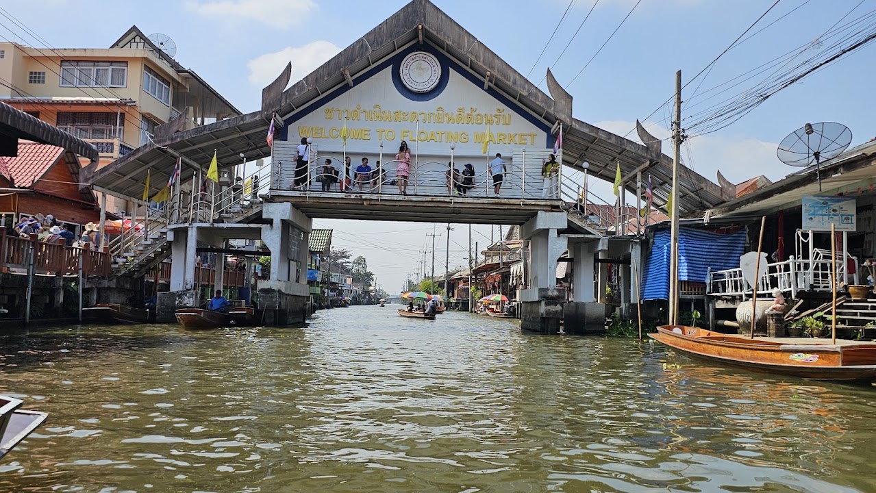 Khlong Bang Luang Floating Market