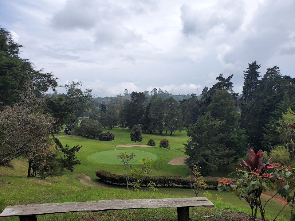 LA MACARENA RIONEGRO | Golf -Tennis - Food & Drinks - Playground - Events
