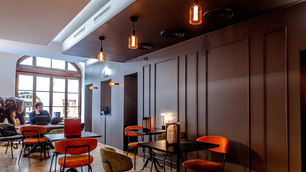 Demi Lune Café