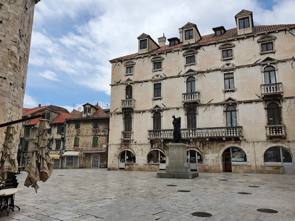 Radić Brothers Square (Fruit Square)