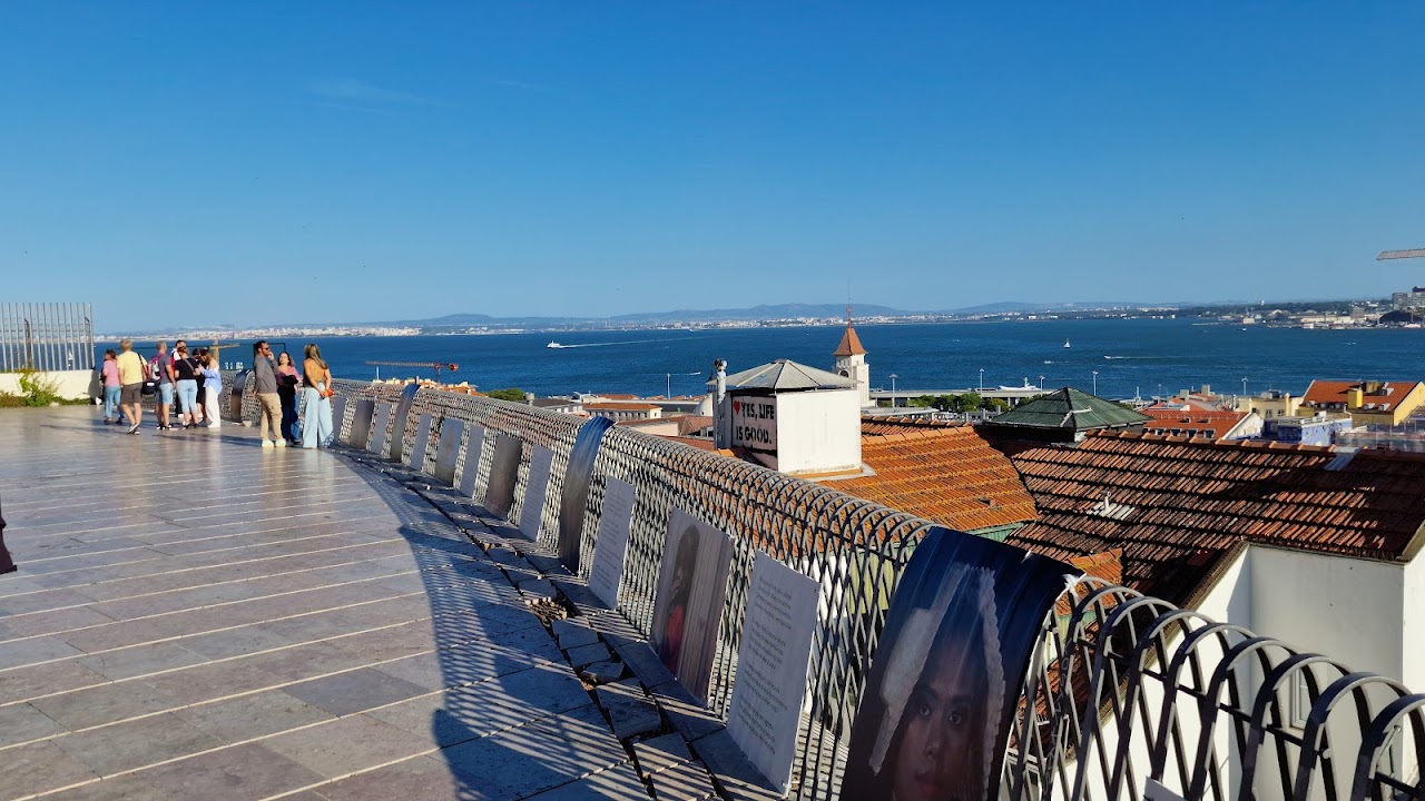 Miradouro de Santa Catarina — Lisbon experience