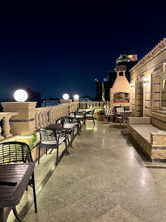 Crowne Pyramids View Inn