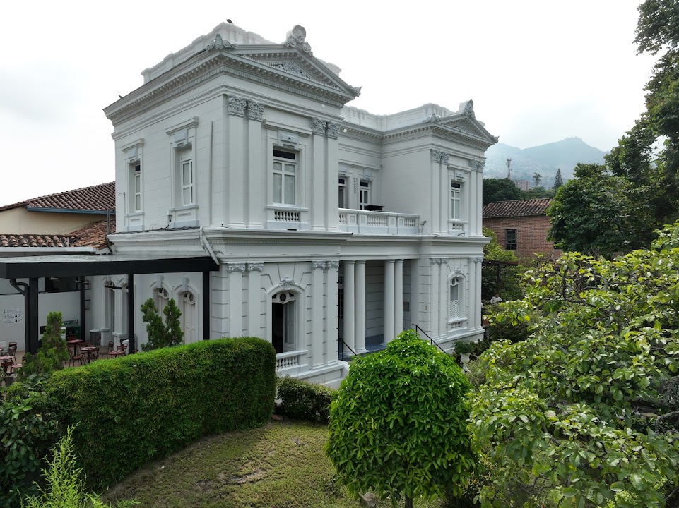 Águila Descalza Prado Theatre