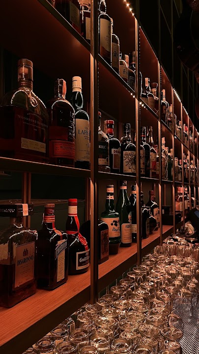 STRING’S BAR