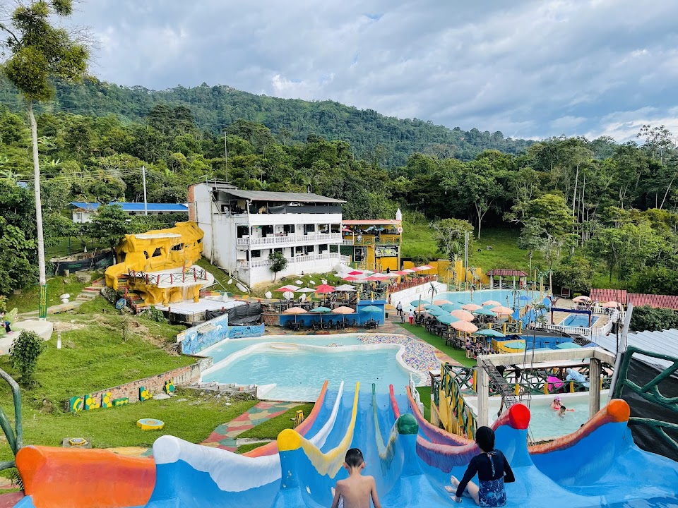 Parque de Dinosaurios El Yarumo Mesitas Del Colegio