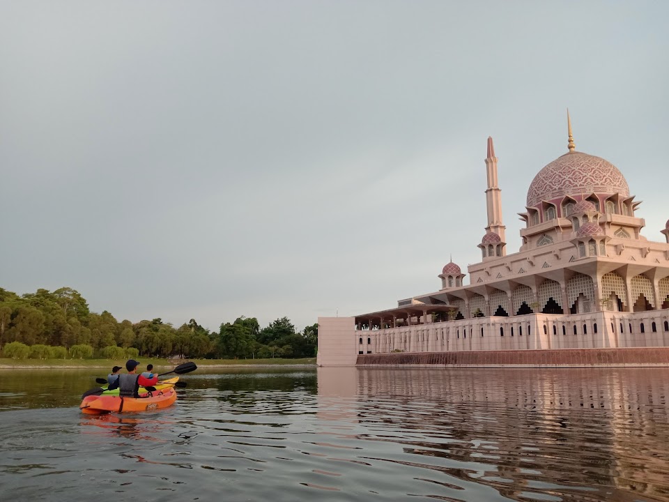 Putrajaya Lake Club